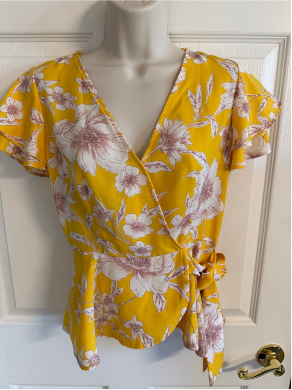 Meraki yellow floral V-neck short sleeve wrap blouse tie waist size Small